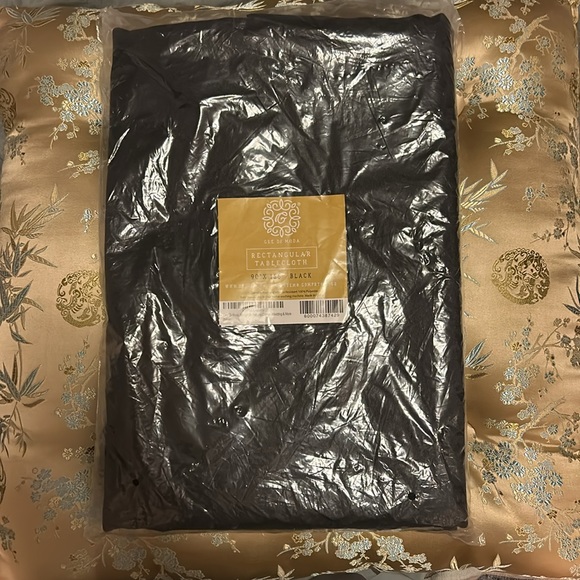 NWT 90x156” Rectangle Tablecloth. Black - Picture 5 of 6